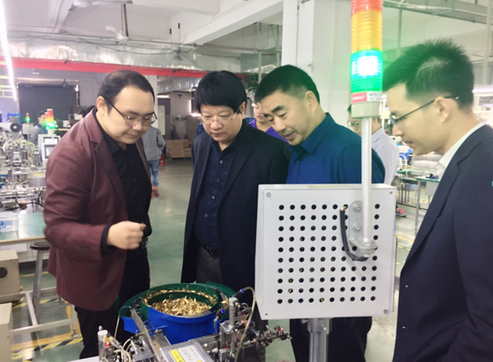 王建忠和任振文先后参观了华文产业投资集团旗下的企业:深圳市良辉