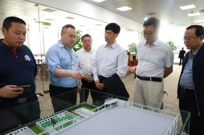 严德忠的陪同下,湖南省花垣县委书记罗明亲自率领党政考察团20人来到